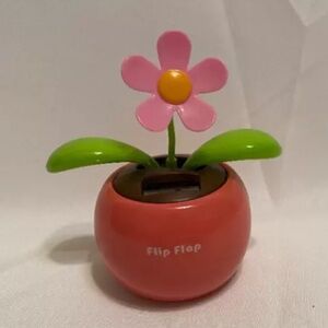 Solar powered pink daisy flower. Random pot  will be send)